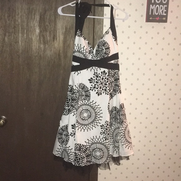 Junior Black/White Dress - Picture 1 of 3